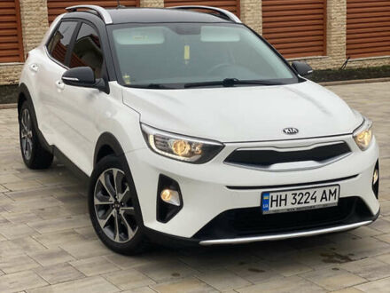 Белый Киа Stonic, объемом двигателя 1 л и пробегом 56 тыс. км за 16500 $, фото 1 на Automoto.ua