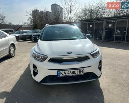 Белый Киа Stonic, объемом двигателя 1.37 л и пробегом 156 тыс. км за 15000 $, фото 1 на Automoto.ua