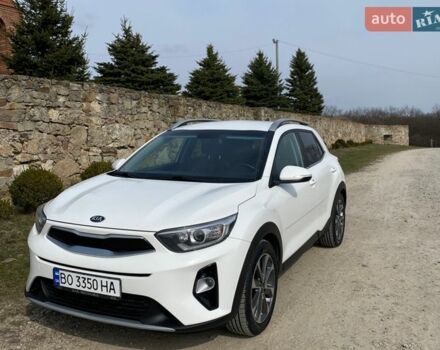 Белый Киа Stonic, объемом двигателя 1.6 л и пробегом 190 тыс. км за 17500 $, фото 1 на Automoto.ua