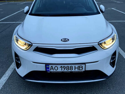 Белый Киа Stonic, объемом двигателя 1.37 л и пробегом 26 тыс. км за 17300 $, фото 1 на Automoto.ua