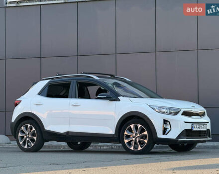 Белый Киа Stonic, объемом двигателя 1.37 л и пробегом 64 тыс. км за 17700 $, фото 1 на Automoto.ua
