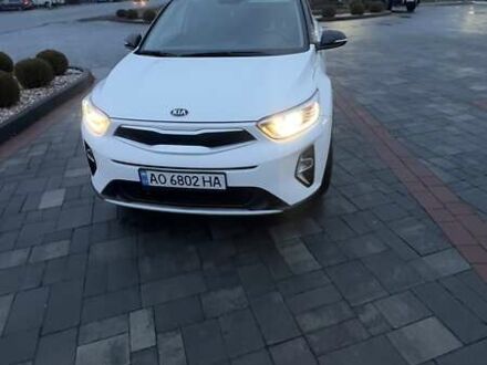 Белый Киа Stonic, объемом двигателя 1.37 л и пробегом 60 тыс. км за 17000 $, фото 1 на Automoto.ua