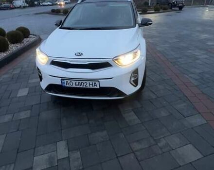 Белый Киа Stonic, объемом двигателя 1.37 л и пробегом 60 тыс. км за 17000 $, фото 1 на Automoto.ua