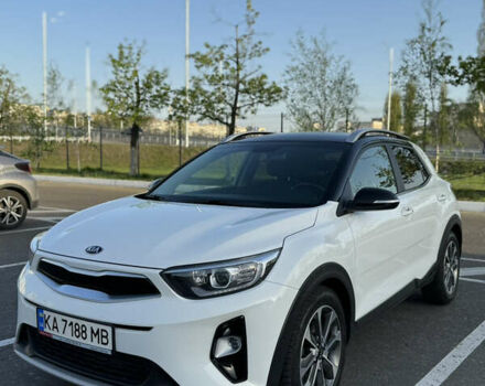 Белый Киа Stonic, объемом двигателя 1.37 л и пробегом 73 тыс. км за 18500 $, фото 1 на Automoto.ua