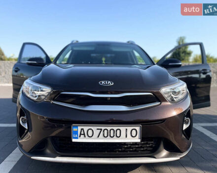 Коричневый Киа Stonic, объемом двигателя 1.37 л и пробегом 103 тыс. км за 14350 $, фото 2 на Automoto.ua