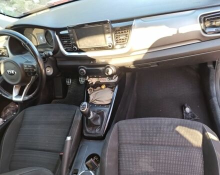 Красный Киа Stonic, объемом двигателя 1.4 л и пробегом 75 тыс. км за 357 $, фото 5 на Automoto.ua