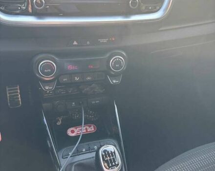 Красный Киа Stonic, объемом двигателя 1.37 л и пробегом 43 тыс. км за 14500 $, фото 10 на Automoto.ua