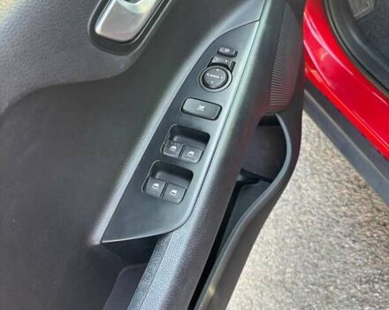 Красный Киа Stonic, объемом двигателя 1.37 л и пробегом 43 тыс. км за 14500 $, фото 2 на Automoto.ua