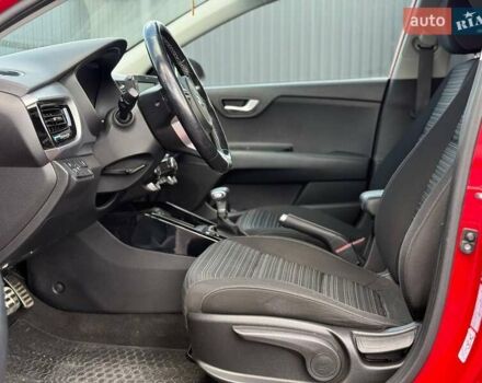 Красный Киа Stonic, объемом двигателя 1.37 л и пробегом 38 тыс. км за 19000 $, фото 14 на Automoto.ua
