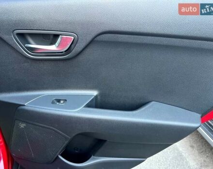 Красный Киа Stonic, объемом двигателя 1.37 л и пробегом 8 тыс. км за 23800 $, фото 72 на Automoto.ua