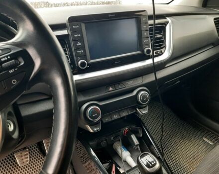 Желтый Киа Stonic, объемом двигателя 1.4 л и пробегом 98 тыс. км за 17900 $, фото 5 на Automoto.ua