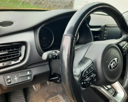 Желтый Киа Stonic, объемом двигателя 1.4 л и пробегом 98 тыс. км за 17900 $, фото 4 на Automoto.ua