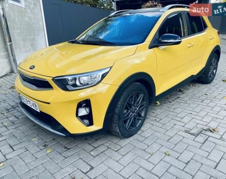 Желтый Киа Stonic, объемом двигателя 1.58 л и пробегом 98 тыс. км за 16700 $, фото 6 на Automoto.ua