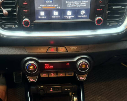 Желтый Киа Stonic, объемом двигателя 1.37 л и пробегом 48 тыс. км за 15200 $, фото 6 на Automoto.ua