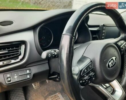 Жовтий Кіа Stonic, об'ємом двигуна 1.37 л та пробігом 93 тис. км за 16900 $, фото 5 на Automoto.ua