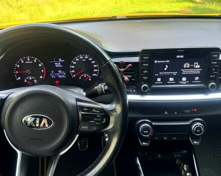 Желтый Киа Stonic, объемом двигателя 1.4 л и пробегом 48 тыс. км за 15200 $, фото 5 на Automoto.ua