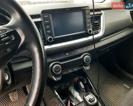 Жовтий Кіа Stonic, об'ємом двигуна 1.37 л та пробігом 93 тис. км за 16900 $, фото 6 на Automoto.ua