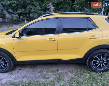 Желтый Киа Stonic, объемом двигателя 1.37 л и пробегом 48 тыс. км за 15200 $, фото 3 на Automoto.ua
