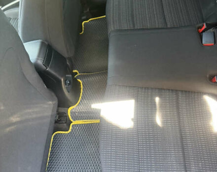 Желтый Киа Stonic, объемом двигателя 1.37 л и пробегом 48 тыс. км за 15200 $, фото 10 на Automoto.ua