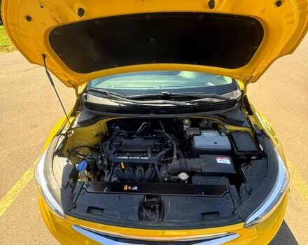 Желтый Киа Stonic, объемом двигателя 1.4 л и пробегом 48 тыс. км за 15200 $, фото 3 на Automoto.ua