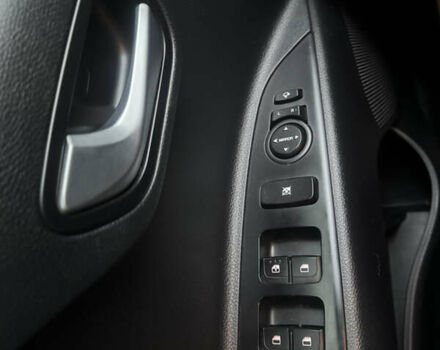 Желтый Киа Stonic, объемом двигателя 1.37 л и пробегом 48 тыс. км за 15200 $, фото 7 на Automoto.ua