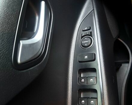 Желтый Киа Stonic, объемом двигателя 1.4 л и пробегом 48 тыс. км за 15200 $, фото 6 на Automoto.ua