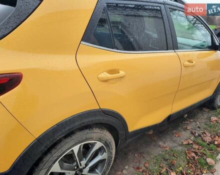 Жовтий Кіа Stonic, об'ємом двигуна 1.37 л та пробігом 93 тис. км за 16900 $, фото 2 на Automoto.ua