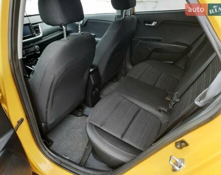 Жовтий Кіа Stonic, об'ємом двигуна 1.37 л та пробігом 93 тис. км за 16900 $, фото 3 на Automoto.ua