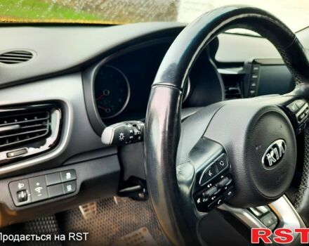 Жовтий Кіа Stonic, об'ємом двигуна 1.4 л та пробігом 93 тис. км за 16900 $, фото 7 на Automoto.ua