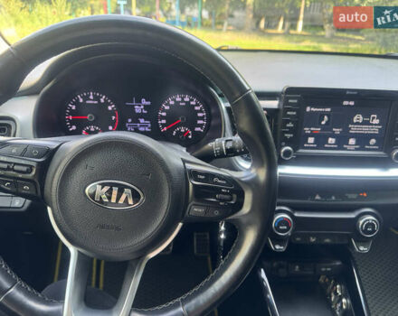 Желтый Киа Stonic, объемом двигателя 1.37 л и пробегом 48 тыс. км за 15200 $, фото 8 на Automoto.ua