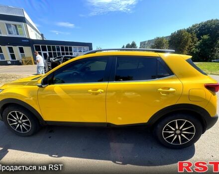 Желтый Киа Stonic, объемом двигателя 1.4 л и пробегом 48 тыс. км за 15200 $, фото 2 на Automoto.ua