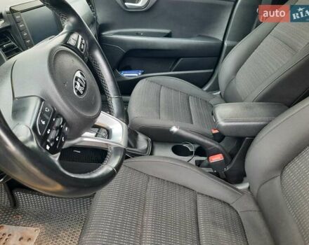 Жовтий Кіа Stonic, об'ємом двигуна 1.37 л та пробігом 93 тис. км за 16900 $, фото 7 на Automoto.ua