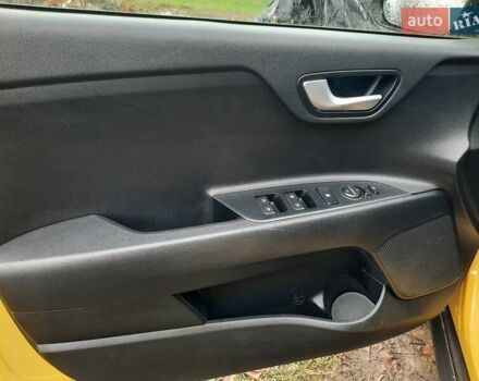 Жовтий Кіа Stonic, об'ємом двигуна 1.37 л та пробігом 93 тис. км за 16900 $, фото 4 на Automoto.ua