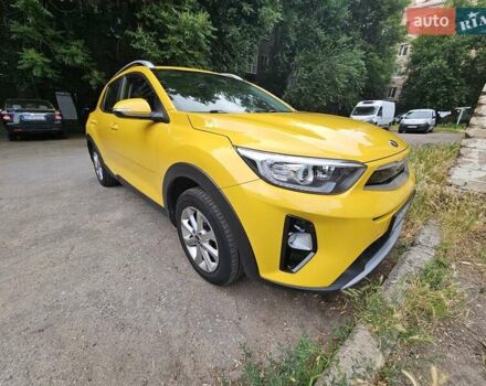 Жовтий Кіа Stonic, об'ємом двигуна 1.37 л та пробігом 61 тис. км за 17900 $, фото 4 на Automoto.ua