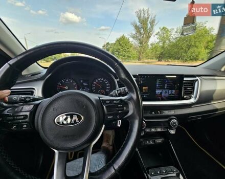 Жовтий Кіа Stonic, об'ємом двигуна 1.37 л та пробігом 61 тис. км за 17900 $, фото 7 на Automoto.ua