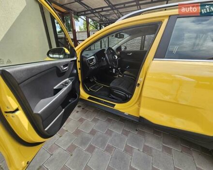 Жовтий Кіа Stonic, об'ємом двигуна 1.37 л та пробігом 61 тис. км за 17900 $, фото 12 на Automoto.ua