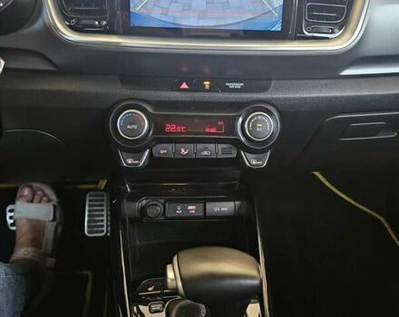 Жовтий Кіа Stonic, об'ємом двигуна 1.37 л та пробігом 61 тис. км за 17900 $, фото 9 на Automoto.ua