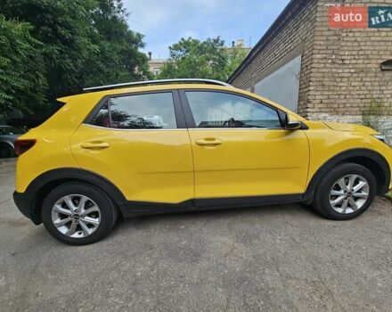 Жовтий Кіа Stonic, об'ємом двигуна 1.37 л та пробігом 61 тис. км за 17900 $, фото 5 на Automoto.ua