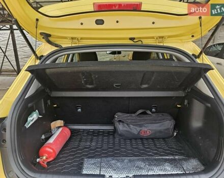 Жовтий Кіа Stonic, об'ємом двигуна 1.37 л та пробігом 61 тис. км за 17900 $, фото 13 на Automoto.ua