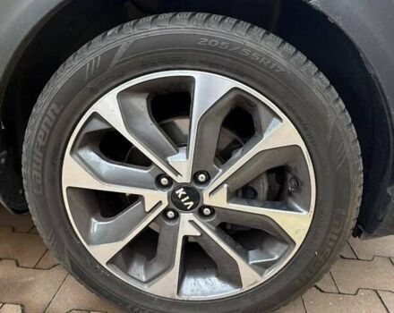 Желтый Киа Stonic, объемом двигателя 1.37 л и пробегом 39 тыс. км за 18000 $, фото 5 на Automoto.ua