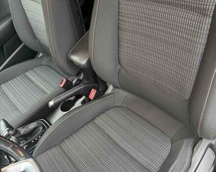 Желтый Киа Stonic, объемом двигателя 1.37 л и пробегом 39 тыс. км за 18000 $, фото 4 на Automoto.ua