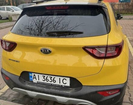 Желтый Киа Stonic, объемом двигателя 1.37 л и пробегом 39 тыс. км за 18000 $, фото 2 на Automoto.ua