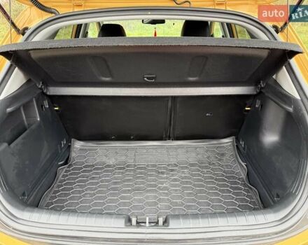 Желтый Киа Stonic, объемом двигателя 1.37 л и пробегом 12 тыс. км за 22500 $, фото 7 на Automoto.ua