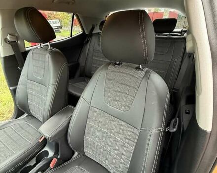 Желтый Киа Stonic, объемом двигателя 1.37 л и пробегом 12 тыс. км за 22500 $, фото 11 на Automoto.ua