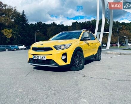 Желтый Киа Stonic, объемом двигателя 1.58 л и пробегом 110 тыс. км за 14650 $, фото 1 на Automoto.ua