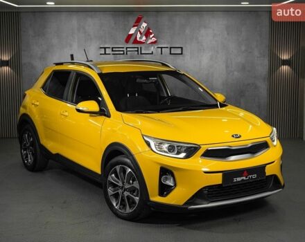 Желтый Киа Stonic, объемом двигателя 1.37 л и пробегом 153 тыс. км за 12500 $, фото 1 на Automoto.ua