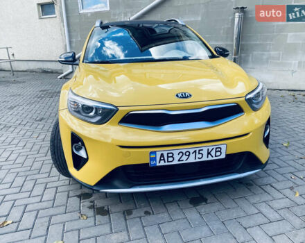 Желтый Киа Stonic, объемом двигателя 1.6 л и пробегом 98 тыс. км за 16850 $, фото 1 на Automoto.ua