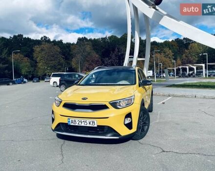 Желтый Киа Stonic, объемом двигателя 1.58 л и пробегом 98 тыс. км за 16700 $, фото 1 на Automoto.ua