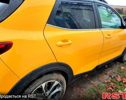 Желтый Киа Stonic, объемом двигателя 1.4 л и пробегом 93 тыс. км за 16900 $, фото 1 на Automoto.ua