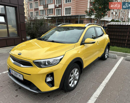 Желтый Киа Stonic, объемом двигателя 1.4 л и пробегом 117 тыс. км за 13200 $, фото 1 на Automoto.ua
